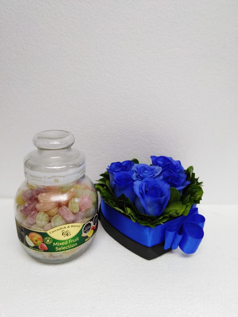 6 Rosas Azules en Caja Corazn y Caramelos Mix de 900 Gramos 